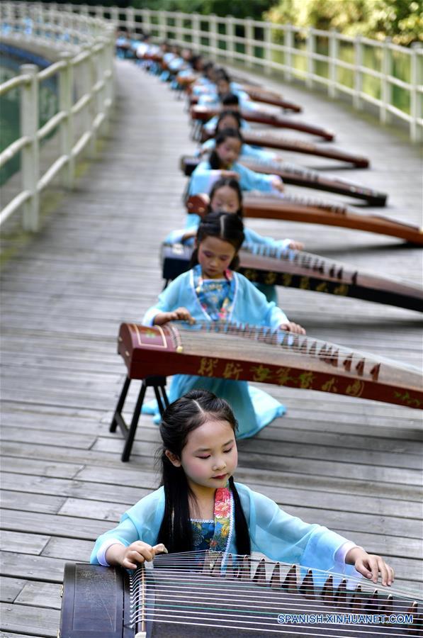 Las niñas tocando el instrumento tradicional chino "Guzheng" en Hubei