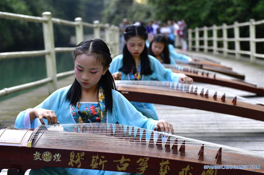 Las niñas tocando el instrumento tradicional chino "Guzheng" en Hubei 2