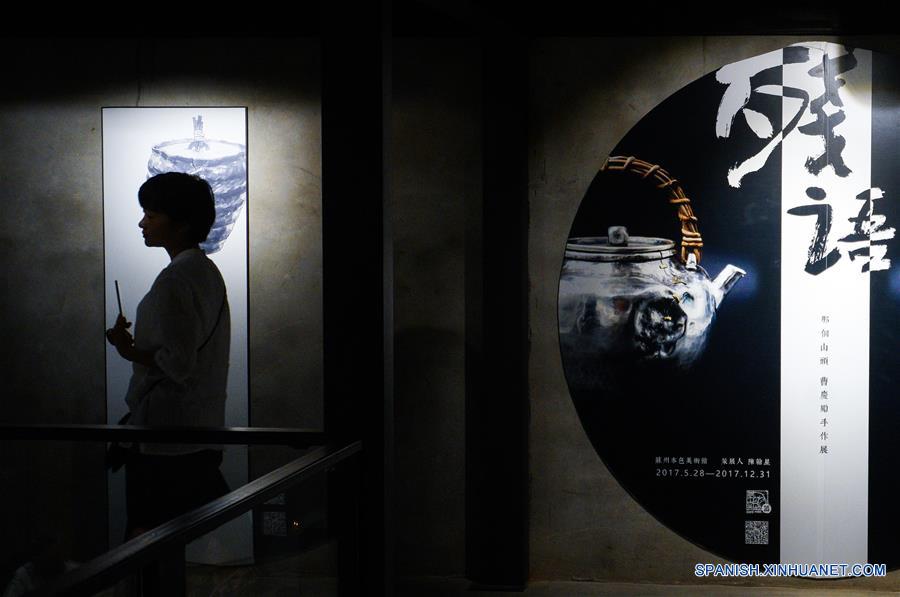 Una turista visita la exhibición de porcelana de Cao Qingli, un artesano de la ciudad de Liuzhou, en el Museo True Color en Suzhou, en la provincia de Jiangsu, en el este de China, el 29 de mayo de 2017. La exhibición muestra más de 90 obras de "juci", una técnica tradicional de arreglar porcelana con grapas. Estará abierta hasta el 31 de diciembre. (Xinhua/Li Xiang)