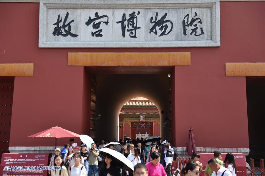 Turistas visitan el Palacio del Museo en las vacaciones del Festival del Bote del Dragón