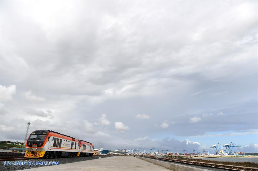 MOMBASA, mayo 30, 2017 (Xinhua) -- Imagen del 18 de mayo de 2017 de un tren corriendo sobre la línea ferroviaria Mombasa-Nairobi de Kenia. (Xinhua/Sun Ruibo)