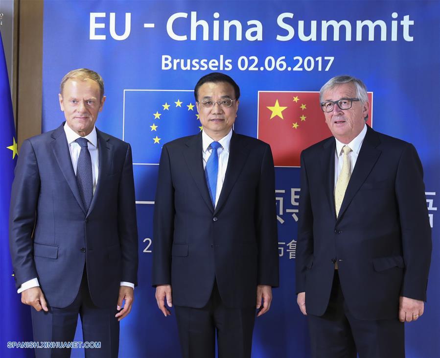 BRUSELAS, junio 2, 2017 (Xinhua) -- El primer ministro de China, Li Keqiang (c), el presidente del Consejo Europeo, Donald Tusk (i), y el presidente de la Comisión Europea, Jean-Claude Juncker (d), copresiden la 19 reunión de líderes China-Unión Europea (UE) en Bruselas, Bélgica, el 2 de junio de 2017. (Xinhua/Xie Huanchi) (ma)