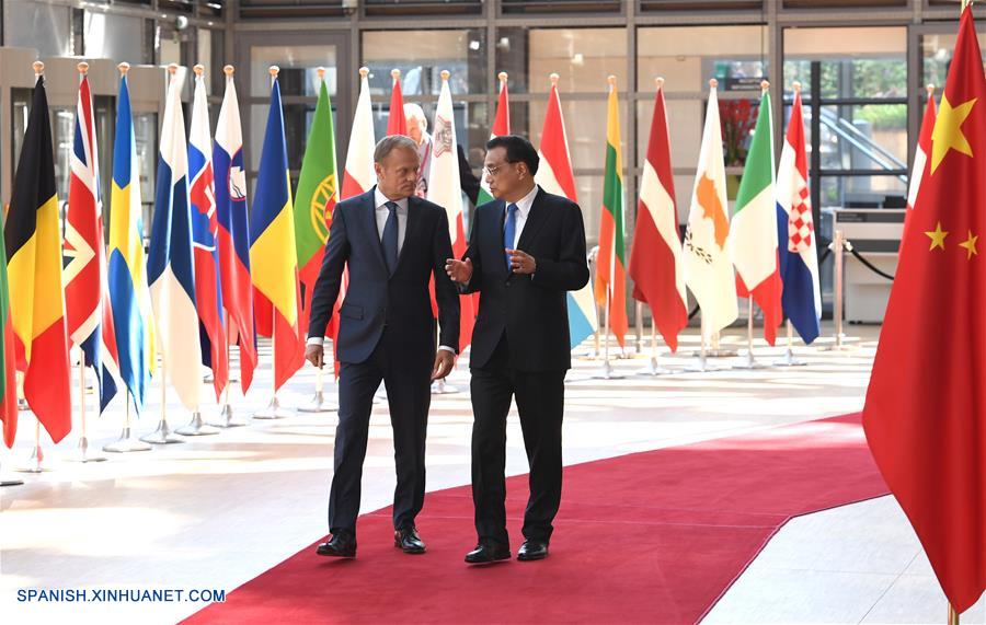 BRUSELAS, junio 2, 2017 (Xinhua) -- El primer ministro de China, Li Keqiang (d), y el presidente del Consejo Europeo, Donald Tusk (i), llegan a la sede de la 19 reunión de líderes China-Unión Europea (UE)en Bruselas, Bélgica, el 2 de junio de 2017. (Xinhua/Rao Aimin)