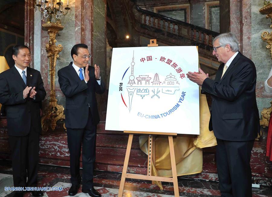 BRUSELAS, junio 2, 2017 (Xinhua) -- El primer ministro de China, Li Keqiang (c), y el presidente de la Comisión Europea, Jean-Claude Juncker (d), revelan el logotipo del año de turismo China-Unión Europea (UE) después de la 19 reunión de líderes China-UE en Bruselas, Bélgica, el 2 de junio de 2017. (Xinhua/Liu Weibing)