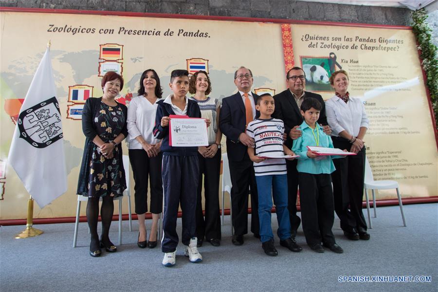 El embajador de China en México, Qiu Xiaoqi (3-d-atrás), la secretaria del Medio Ambiente de la Ciudad de México, Tanya Müller García (3-i-atrás), y la directora general de Zoológicos y Vida Silvestre de la Ciudad de México, Claudia Lewy Sánchez (2-i-atrás), entregan premios y reconocimientos a los niños ganadores del Concurso de Dibujo: "China en mi Imaginación", durante el "Homenaje a los Pandas de la Ciudad de México" a 42 años de la llegada de los pandas a México, llevado a cabo en el Zoológico de Chapultepec, en la Ciudad de México, capital de México, el 3 de junio de 2017. El Zoológico del Bosque de Chapultepec de la Ciudad de México recibió el sábado un reconocimiento especial, de parte de China, por las acciones de conservación y cuidado de los osos panda. Estas acciones se iniciaron desde hace 42 años, cuando llegó del país asiático una pareja de pandas conocidos como "Pe Pe" y "Ying Ying", que han sido la pareja más prolífica a nivel mundial, ya que concibieron en cautiverio y en la Ciudad de México siete crías adultas (tres machos y cuatro hembras). El evento fue organizado como parte de las actividades culturales internacionales desarrolladas por la embajada de China, el Centro Cultural de China en México y el Instituto Nacional de Bellas Artes de México, que este año tienen como tema central a las pandas gigantes del Zoológico de Chapultepec. (Xinhua/Francisco Cañedo)