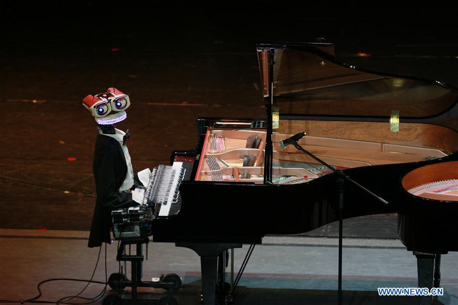 Robot de 53 dedos actúa con un pianista italiano en Tianjin