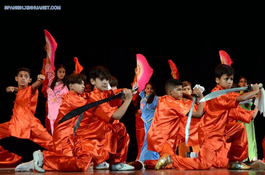 Imagen del 3 de junio de 2017, de niños participando durante una gala cultural como parte de los festejos para celebrar los 170 años de la presencia china en Cuba, en el Teatro Nacional en La Habana, Cuba. (Xinhua/Joaquín Hernández)