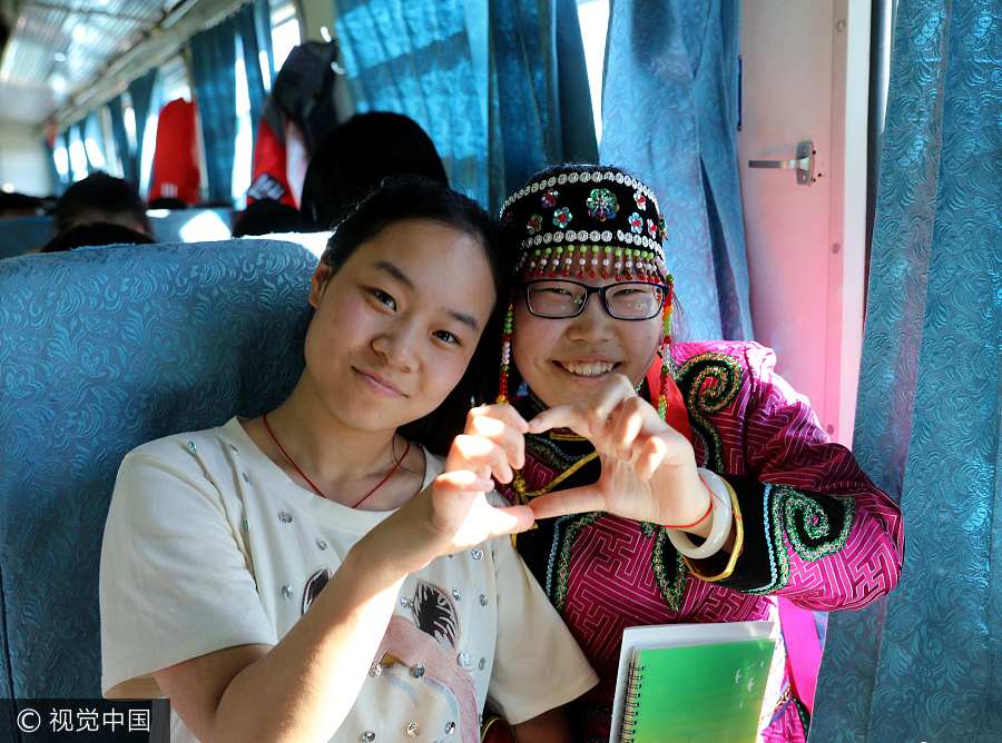 Dos estudiantes se hacen una foto en el tren especial que trasladará a los jóvenes a un centro donde se someterán al examen nacional de ingreso a la universidad, o gaokao, en Oroqen, región autónoma de Mongolia Interior, el 5 de junio de 2017. [Foto / VCG]