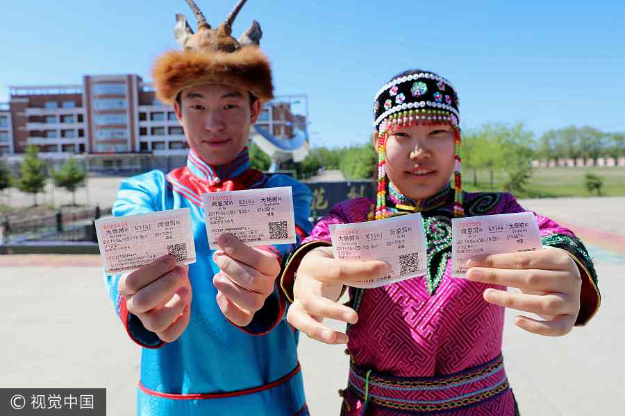Dos estudiantes muestran sus billetes de tren. [Foto / VCG]