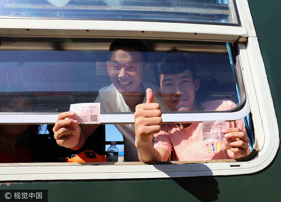 Dos estudiantes muestran sus billetes de tren desde el tren especial que trasladará a los jóvenes a un centro donde se someterán al examen nacional de ingreso a la universidad, o gaokao, en Oroqen, región autónoma de Mongolia Interior, el 5 de junio de 2017.. [Foto / VCG]