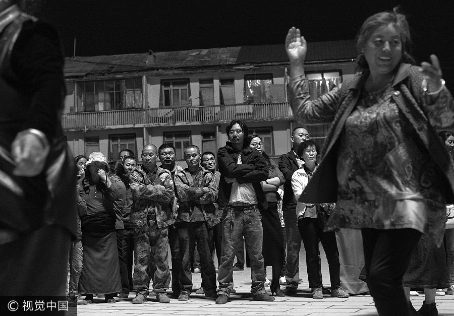 Los espectadores observan un baile en una plaza de Aba, provincia de Sichuan, el 21 de agosto de 2016. [Foto / VCG]