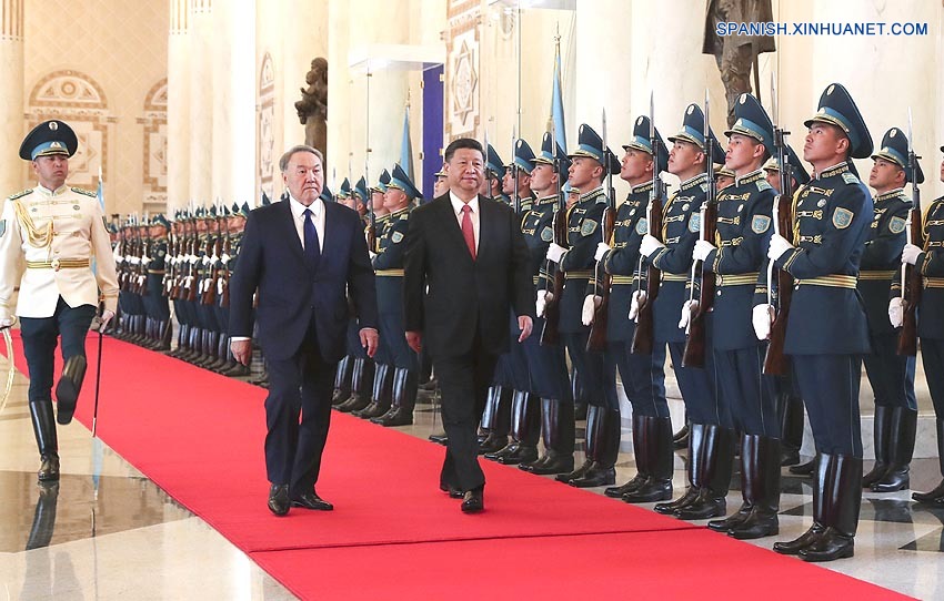 El presidente de China, Xi Jinping, y su homólogo kazajo, Nursultan Nazarbayev, prometieron hoy acelerar la alineación de las políticas de desarrollo de sus países e impulsar los lazos bilaterales a un nivel más alto. (Xinhua/Pang Xinglei)