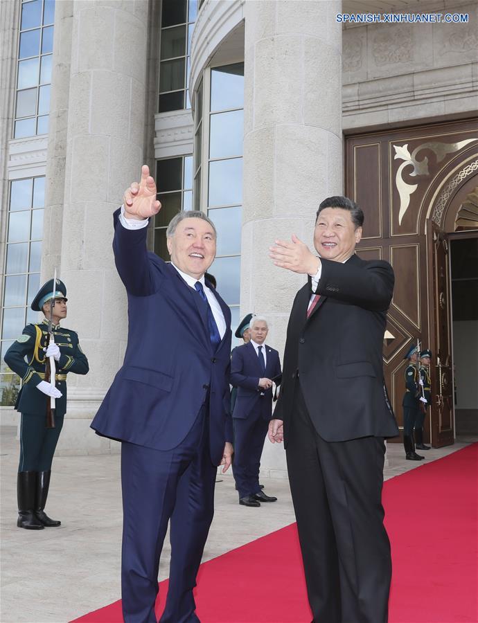 El presidente de China, Xi Jinping (d), asiste a la ceremonia de bienvenida sostenida por su homólogo de Kasajistán, Nursultan Nazarbayev, previo a sus conversaciones, en Astaná, Kazajistán, el 8 de junio de 2017. (Xinhua/Lan Hongguang) 