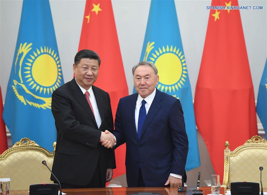 El presidente de China, Xi Jinping (i), estrecha la mano con su homólogo de Kasajistán, Nursultan Nazarbayev, cuando firmaron una declaración conjunta China-Kazajistán y atestiguaron la firma de una serie de documentos de cooperación bilateral después de sus conversaciones, en Astaná, Kazajistán, el 8 de junio de 2017. (Xinhua/Wu Xiaoling)