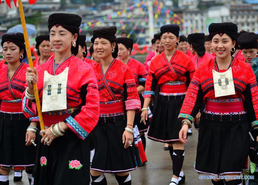 GUANGXI, junio 9, 2017 (Xinhua) -- Personas del grupo étnico Yao marchan durante el Festival Longji de la Cultura de las Terrazas en Longsheng, en la Región Autónoma Zhuang de Guangxi, en el sur de China, el 9 de junio de 2017. (Xinhua/Li Xuanli)