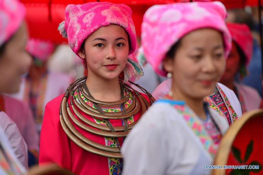 GUANGXI, junio 9, 2017 (Xinhua) -- Personas del grupo étnico Zhuang marchan durante el Festival Longji de la Cultura de las Terrazas en Longsheng, en la Región Autónoma Zhuang de Guangxi, en el sur de China, el 9 de junio de 2017. (Xinhua/Li Xuanli)