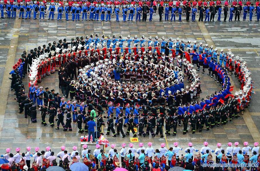 GUANGXI, junio 9, 2017 (Xinhua) -- Personas de varios grupos étnicos bailan durante el Festival Longji de la Cultura de las Terrazas en Longsheng, en la Región Autónoma Zhuang de Guangxi, en el sur de China, el 9 de junio de 2017. (Xinhua/Li Xuanli)