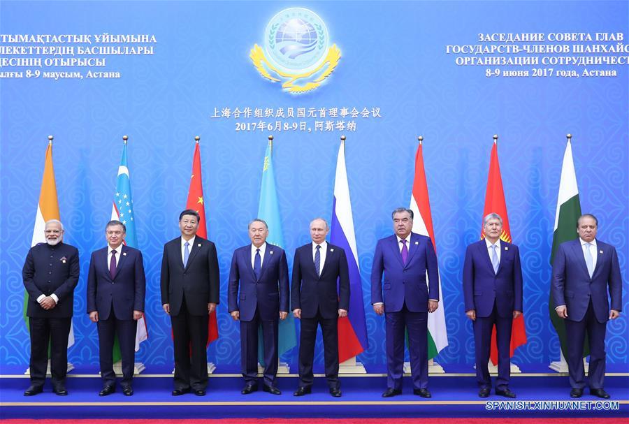 El presidente de China, Xi Jinping (3-i), y líderes de otros Estados miembros de la Organización de Cooperación de Shanghai (OCS) y los primeros ministros de India y Pakistán posan para una fotografía grupal durante la 17 reunión del Consejo de Jefes de Estado de la Organización de Cooperación de Shanghai (OCS) en Astana, Kazajistán, el 9 de junio de 2017. (Xinhua/Ma Zhancheng)