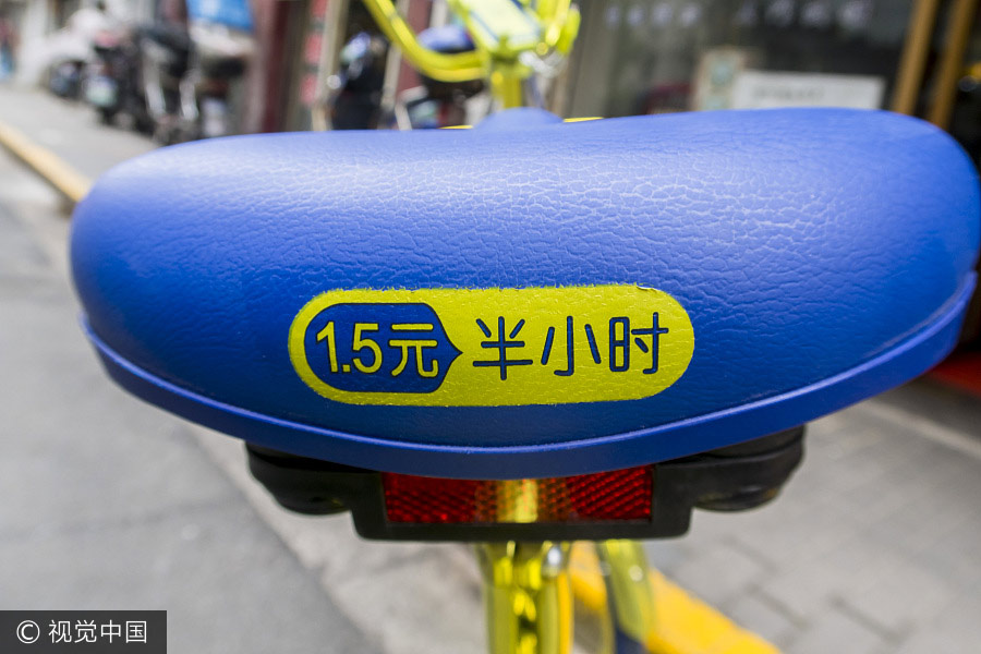 Montar una de estas bicicletas doradas cuesta 1,5 yuanes (20 centavos) por media hora. [Foto / VCG]