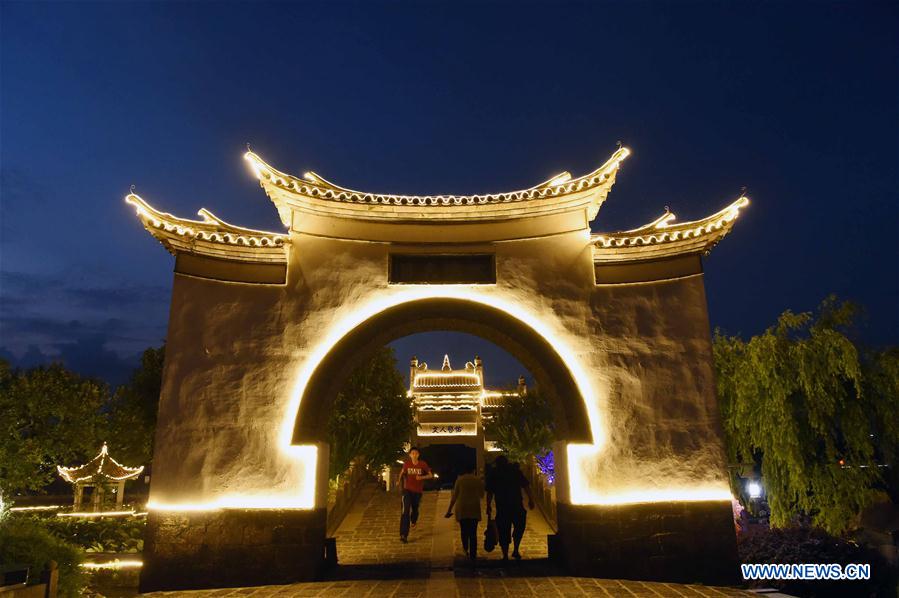 La gente visita Heshun en la noche, ciudad que data de la dinastía Ming (1368-1644), en la provincia de Yunnan, el 10 de junio de 2017. (Xinhua / Yang Zongyou)