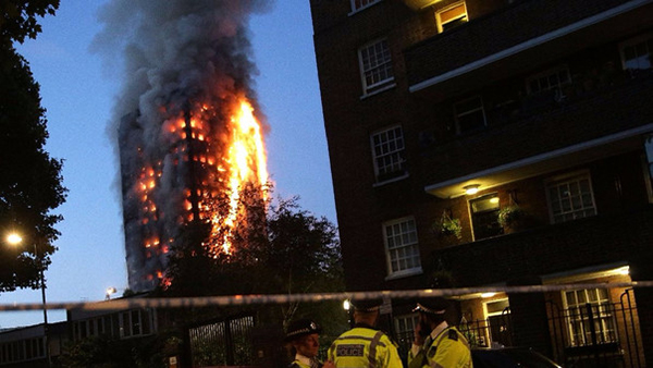 Algunos padres lanzaron a sus hijos para salvarlos del incendio en Londres