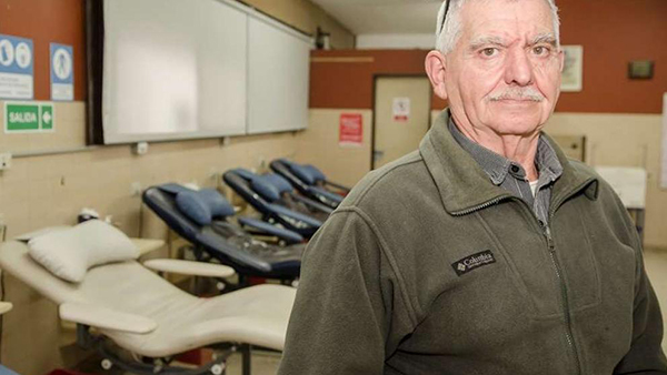 Un hombre dona sangre más de 100 veces y salva la vida a unas 500 personas