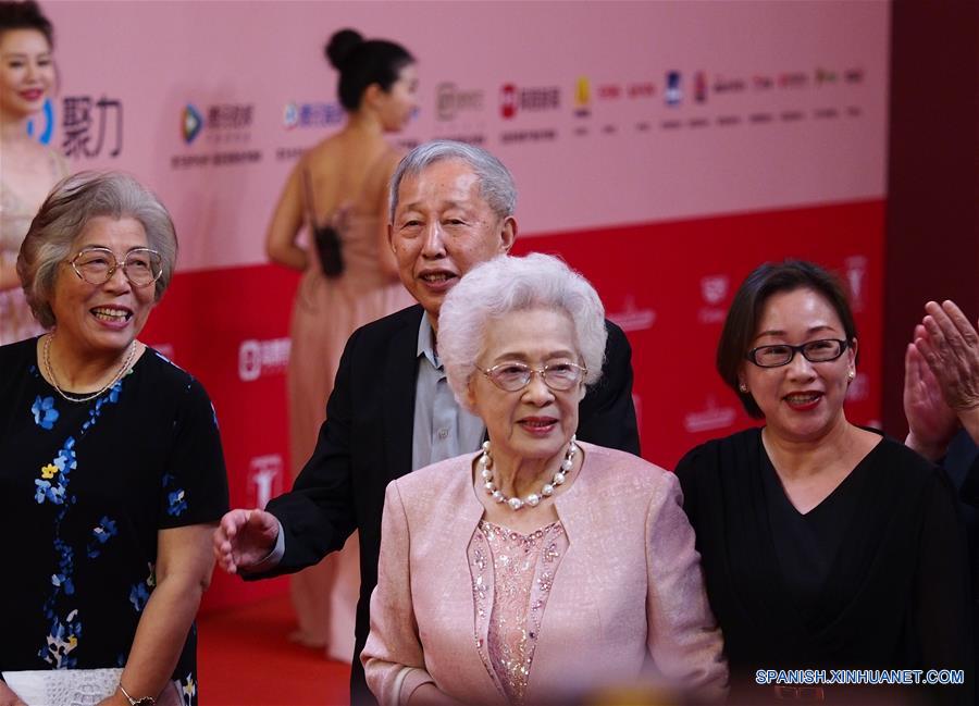 La actriz Qin Yi (2-d) asiste al 20 Festival Internacional de Cine de Shanghai, en Shanghai, en el este de China, el 17 de junio de 2017. El Festival Internacional de Cine de Shanghai comenzó el sábado. (Xinhua/Ren Long)