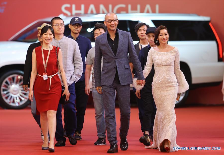 El director Guan Hu (c) y la actriz Qin Hailu (d) asisten al 20 Festival Internacional de Cine de Shanghai, en Shanghai, en el este de China, el 17 de junio de 2017. El Festival Internacional de Cine de Shanghai comenzó el sábado. (Xinhua/Ding Ting)