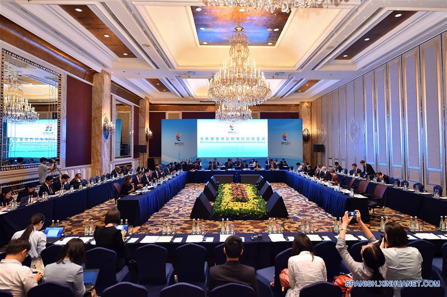 Altos funcionarios de finanzas de países BRICS (Brasil, Rusia, India, China y Sudáfrica) asisten a la reunión de ministros de Hacienda y gobernadores de bancos centrales de los BRICS, en la municipalidad de Shanghai, en el este de China, el 19 de junio de 2017. (Xinhua/Li Xin)