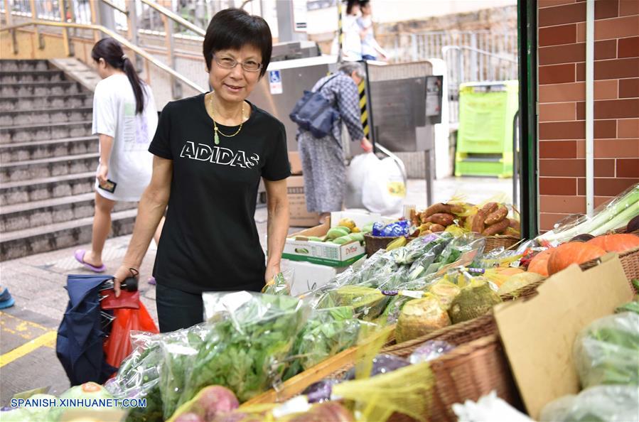 HONG KONG, junio 18, 2017 (Xinhua) -- Imagen del 17 de junio de 2017, de una clienta eligiendo amaranto comestible en una tienda en Hong Kong, en el sur de China. Según las estadísticas de las autoridades locales, más del 85 por ciento de los vegetales, frutas y aves de corral vivas que llegaron desde la parte continental de China a los mercados de Hong Kong, fueron transportados a través del puerto Wenjindu de Shenzhen. (Xinhua/Lui Siu Wai)