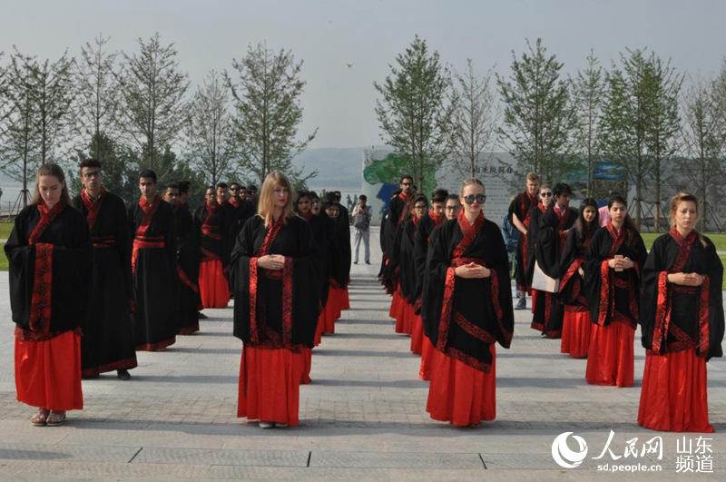 Estudiantes extranjeros experimentan la cultura tradicional china en Shandong