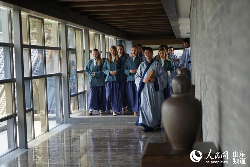 Estudiantes extranjeros experimentan la cultura tradicional china en Shandong