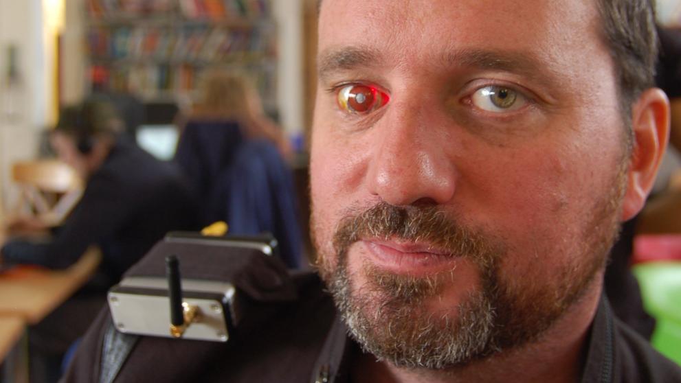 Un director de cine se implanta una cámara dentro de su ojo de cristal