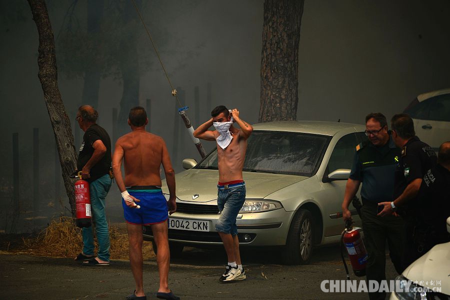 Más de 2.000 evacuados por incendio forestal en sur de España