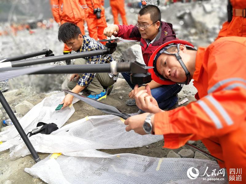 Utilizan dron en las labores de rescate del deslizamiento de tierra en Sichuan