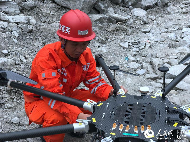 Utilizan dron en las labores de rescate del deslizamiento de tierra en Sichuan