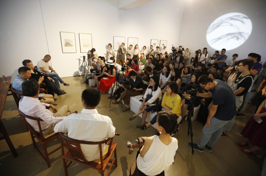 Beijing acoge una exposición de arte contemporáneo que une caligrafía, poesía y pintura