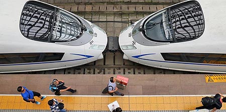 China reporta operación de 2.595 trenes de alta velocidad a fines de 2016