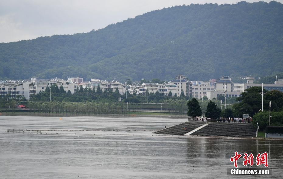 Tormentas provocan 260.000 evacuados y diques deteriorados en provincia central china