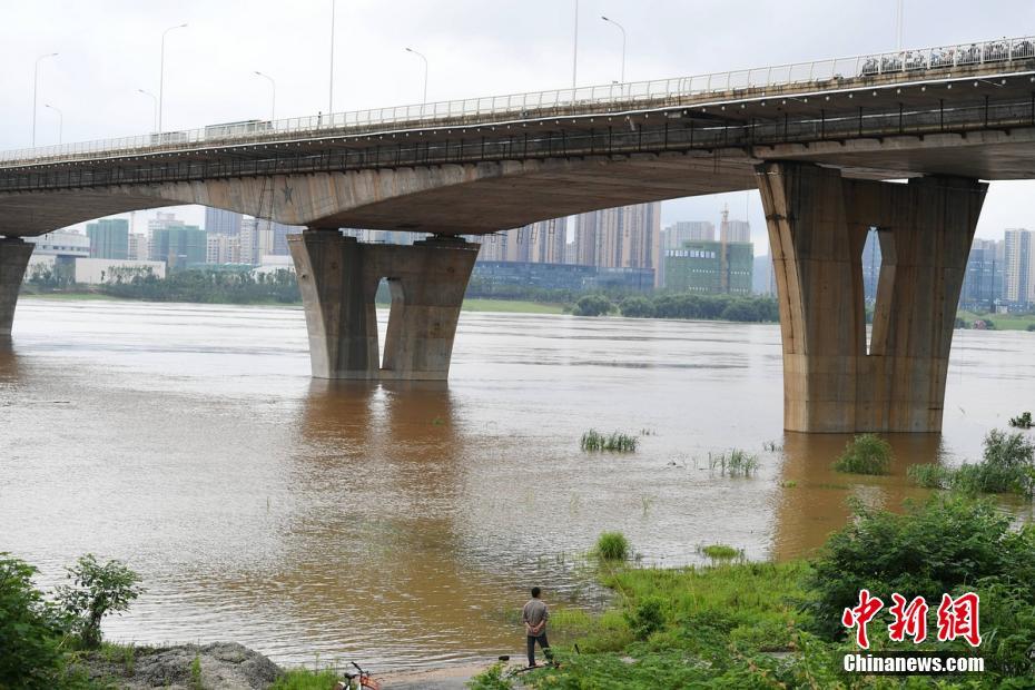 Tormentas provocan 260.000 evacuados y diques deteriorados en provincia central china