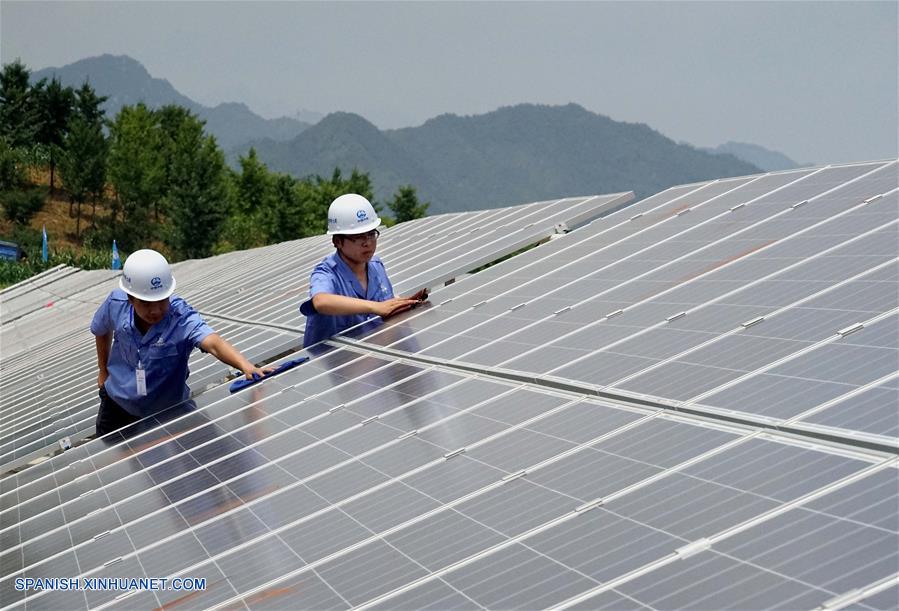 Paneles solares del proyecto de generación de energía fotovoltaica en Luanchuan, Henan