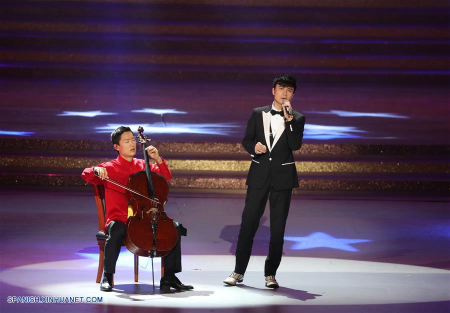 Leo Ku (d), interpreta una canción durante una gala de noche llevada a cabo en celebración del 20 aniversario del retorno de Hong Kong a la patria, en Hong Kong, en el sur de China, el 30 de junio de 2017. (Xinhua/Wang Ye)