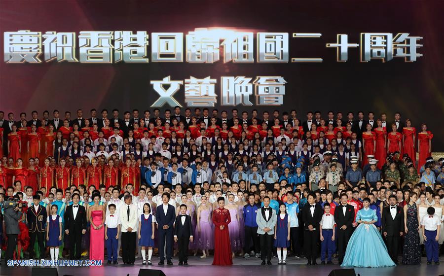 Una gala de noche es llevada a cabo en celebración del 20 aniversario del retorno de Hong Kong a la patria, en Hong Kong, en el sur de China, el 30 de junio de 2017. (Xinhua/Wang Ye)