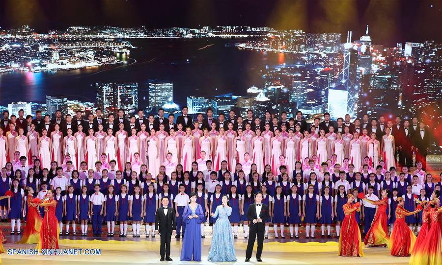 Personas interpretan una canción durante una gala de noche llevada a cabo en celebración del 20 aniversario del retorno de Hong Kong a la patria, en Hong Kong, en el sur de China, el 30 de junio de 2017. (Xinhua/Wang Ye)