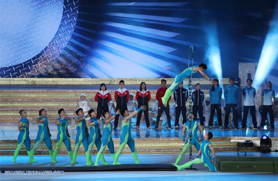  Intérpretes de la Compañía Nacional Acrobática de China actúan durante una gala de noche llevada a cabo en celebración del 20 aniversario del retorno de Hong Kong a la patria, en Hong Kong, en el sur de China, el 30 de junio de 2017. (Xinhua/Wang Ye)