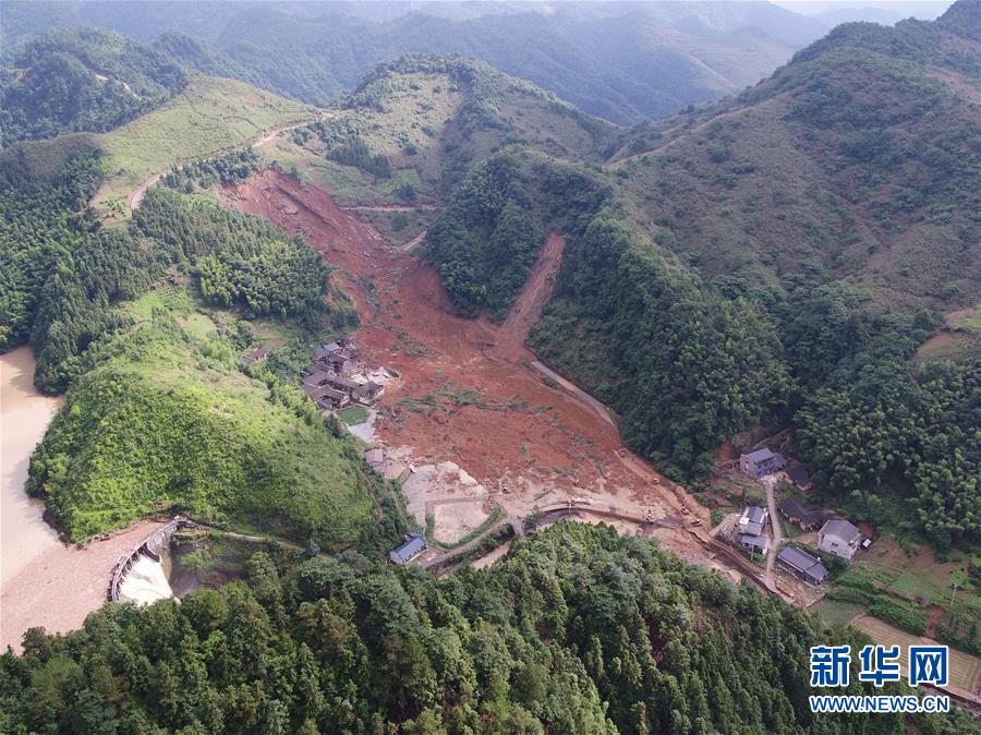 Alud de tierra deja 3 muertos y 5 desaparecidos en centro de China China