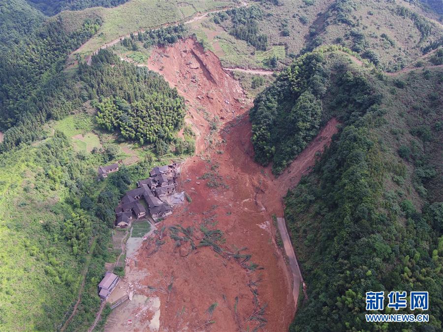 Alud de tierra deja 3 muertos y 5 desaparecidos en centro de China China