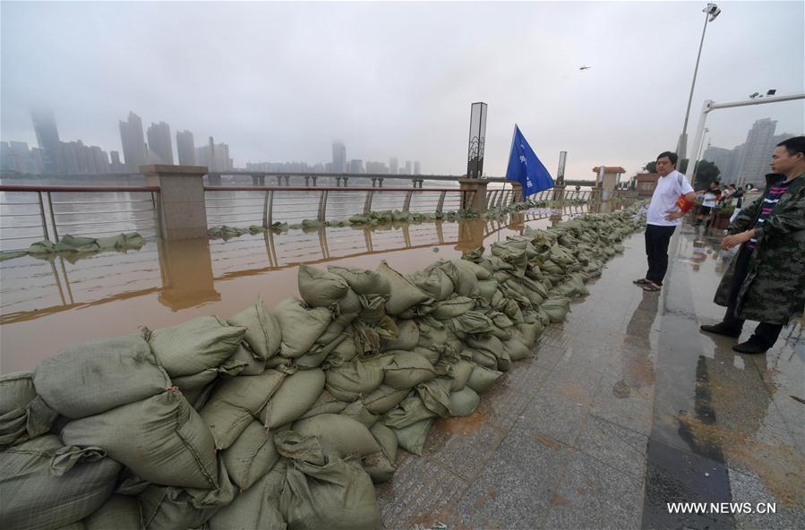Bolsas de arena apiladas a lo largo del río Xiangjiang en Changsha, capital de la provincia de Hunan, el 2 de julio de 2017. Las fuertes lluvias han hecho que el cauce del río ascendiera hasta los 39.21 metros el domingo por la mañana. (Xinhua / Fan Junwei)