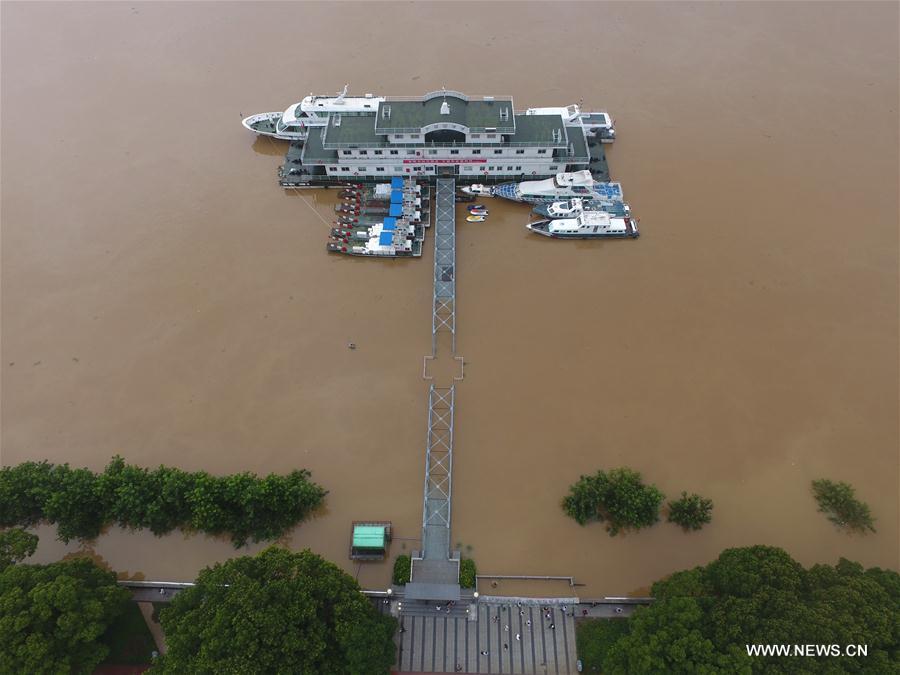 Un muelle inundado en el río Xiangjiang en Changsha, capital de la provincia de Hunan, el 2 de julio de 2017. Las fuertes lluvias han hecho que el cauce del río ascendiera hasta los 39.21 metros el domingo por la mañana. (Xinhua / Fan Junwei)