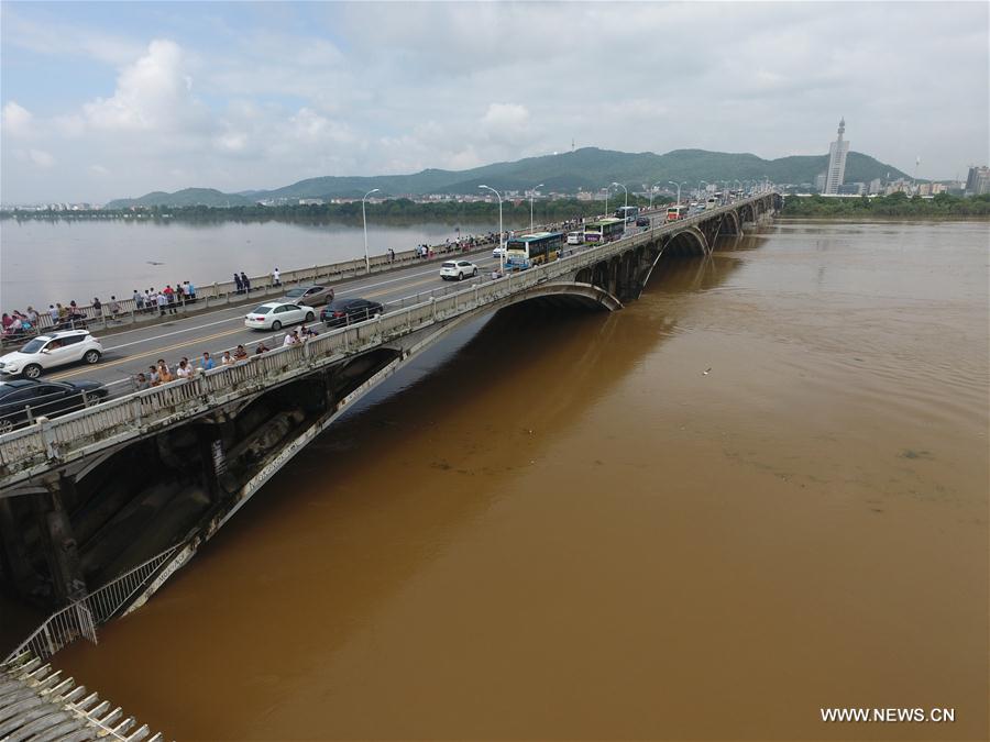 Los pilares del puente Juzizhou inundados en el río Xiangjiang en Changsha, capital de la provincia de Hunan, el 2 de julio de 2017. Las fuertes lluvias han hecho que el cauce del río ascendiera hasta los 39.21 metros el domingo por la mañana. (Xinhua / Fan Junwei)